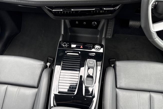 Audi Q6 e-tron Photo 22