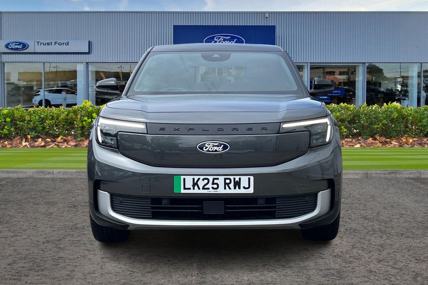 Ford Explorer Photo 5