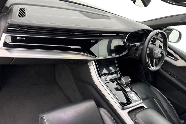 AUDI Q8 Photo 2