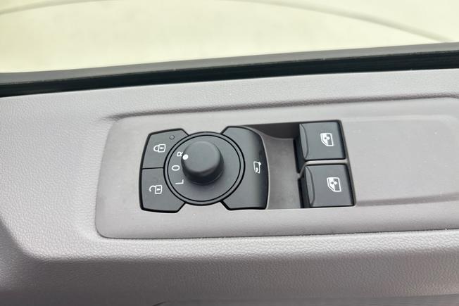 VOLKSWAGEN Transporter Photo 28