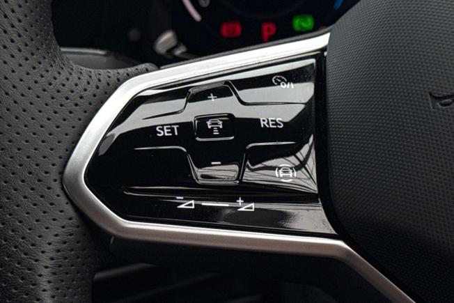 VOLKSWAGEN Golf Photo 16
