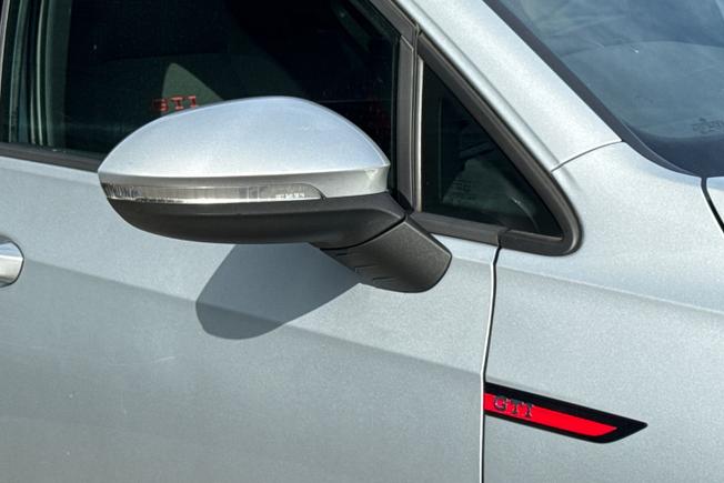 VOLKSWAGEN Golf Photo 20