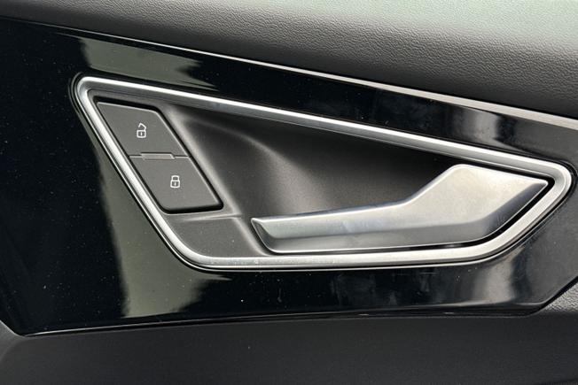 AUDI Q4 e-tron Photo 32