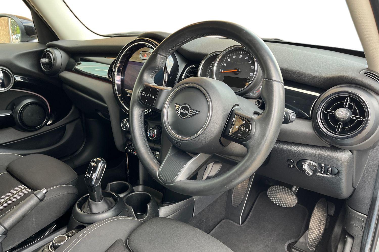 MINI HATCHBACK Photo 8