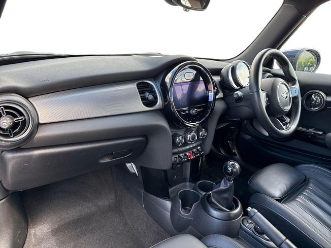 MINI Hatch Photo 2