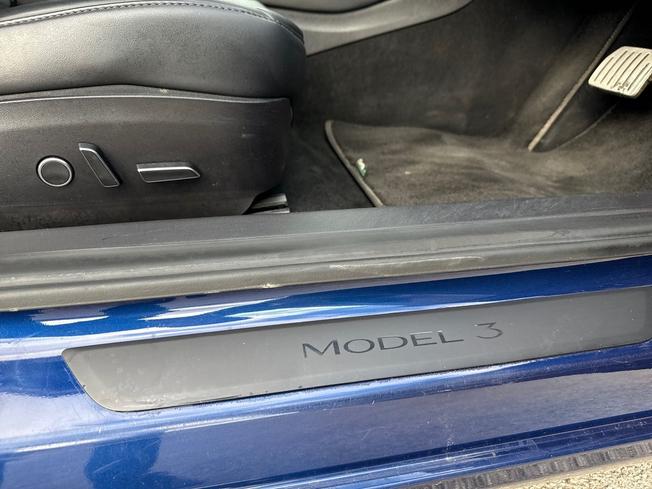 TESLA Model 3 Photo 38