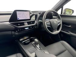 LEXUS Ux Photo 2