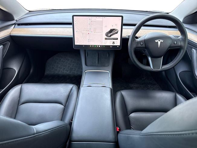 TESLA Model 3 Photo 10
