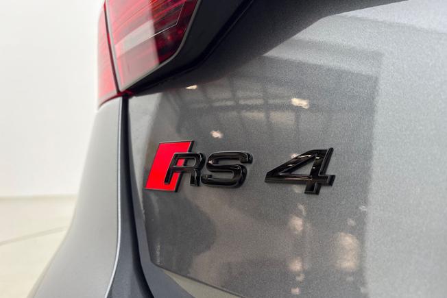 Audi RS4 Photo 31