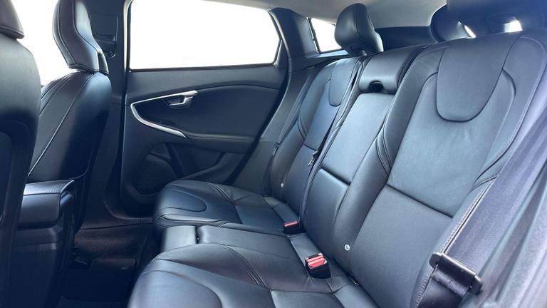 Used Volvo V40 WG19JFX 4