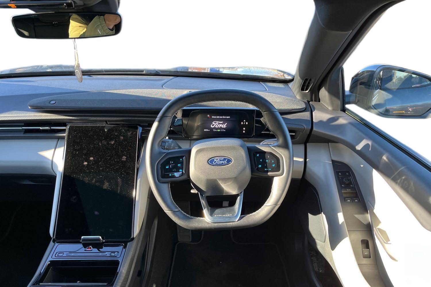 Ford Explorer Photo 10