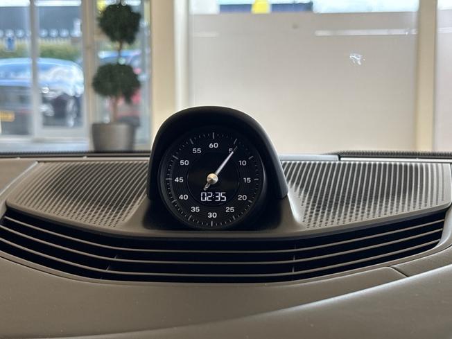 PORSCHE Taycan Photo 18