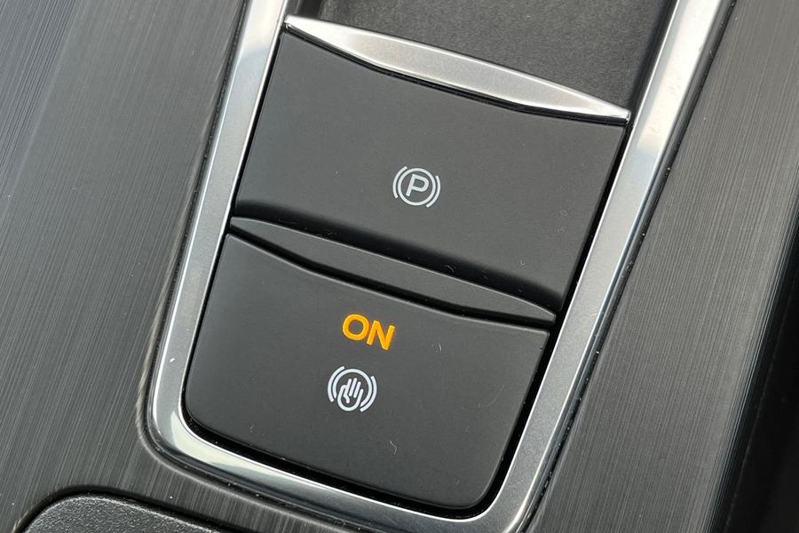 Ford Kuga Photo autoimg-5eb6605ebeea09c56fbac024e7db09482c471c7d.jpg