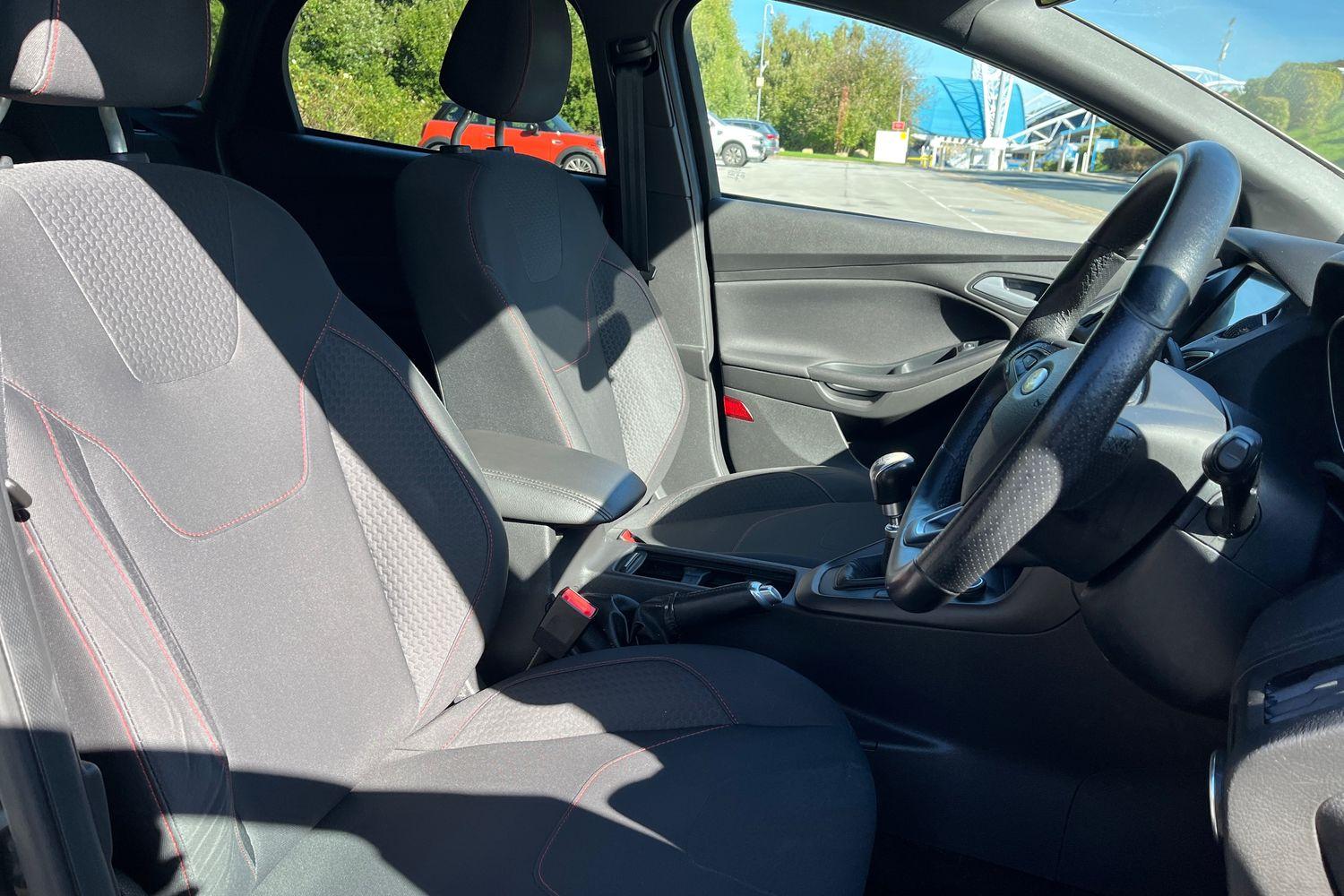 Ford Focus Photo 16