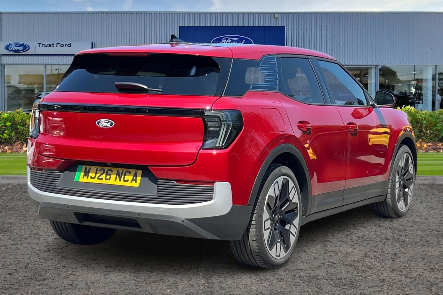 Ford Explorer Photo 3