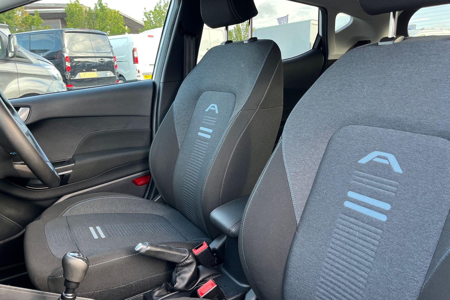 Ford FIESTA Photo 18