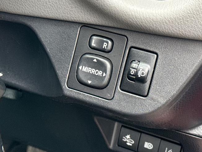 TOYOTA Yaris Photo 26