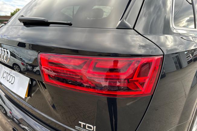 AUDI Q7 Photo 18