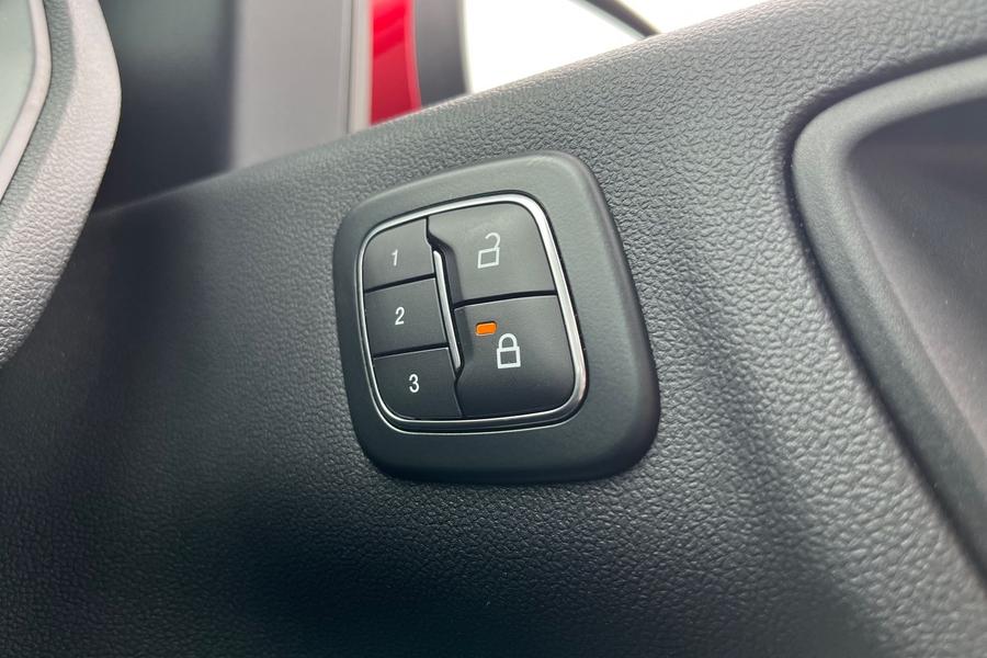 Ford Kuga Photo autoimg-5f09d8a5aaa06a5babd743ad4a5997d6cafb0b17.jpg