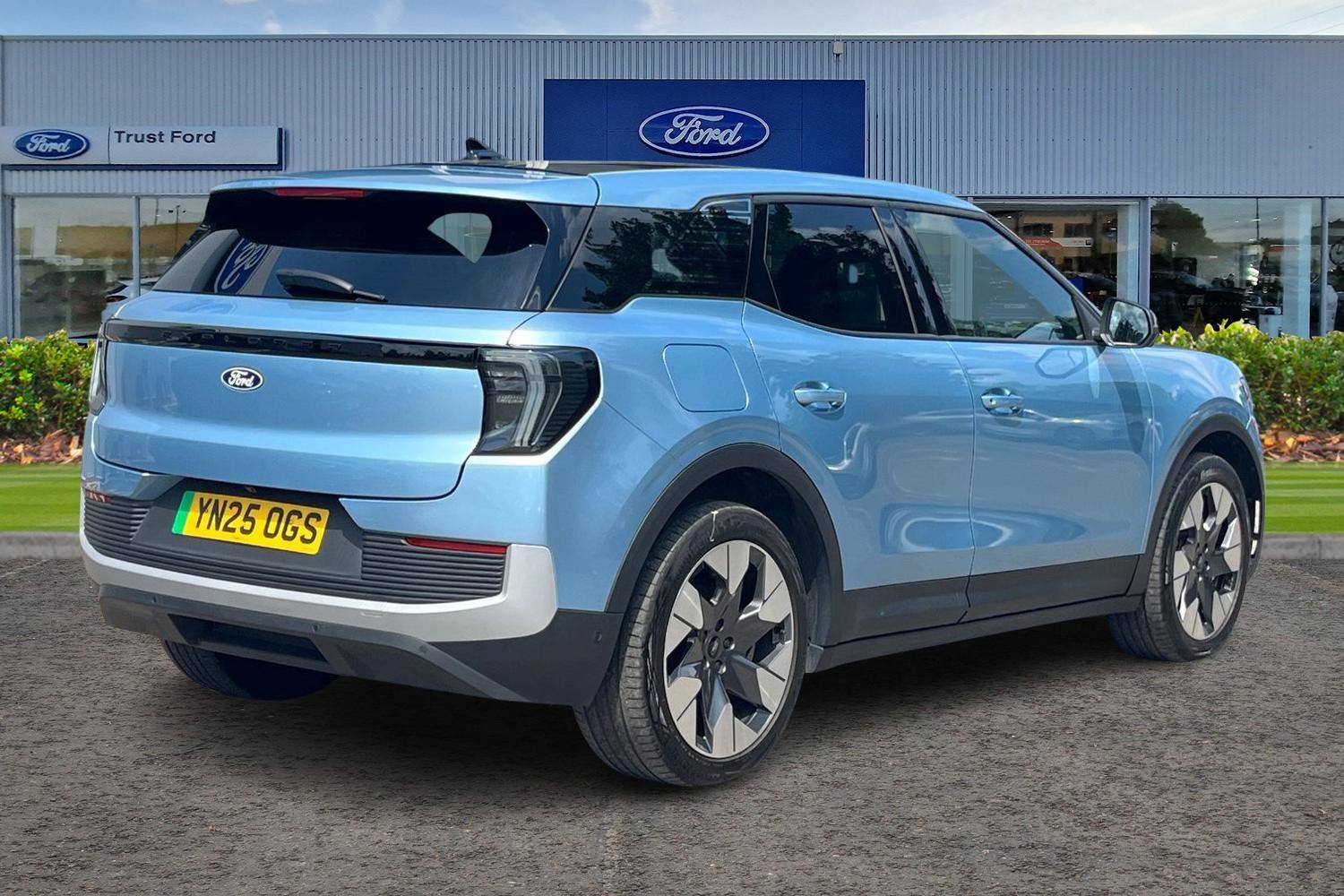 Ford Explorer Photo 3