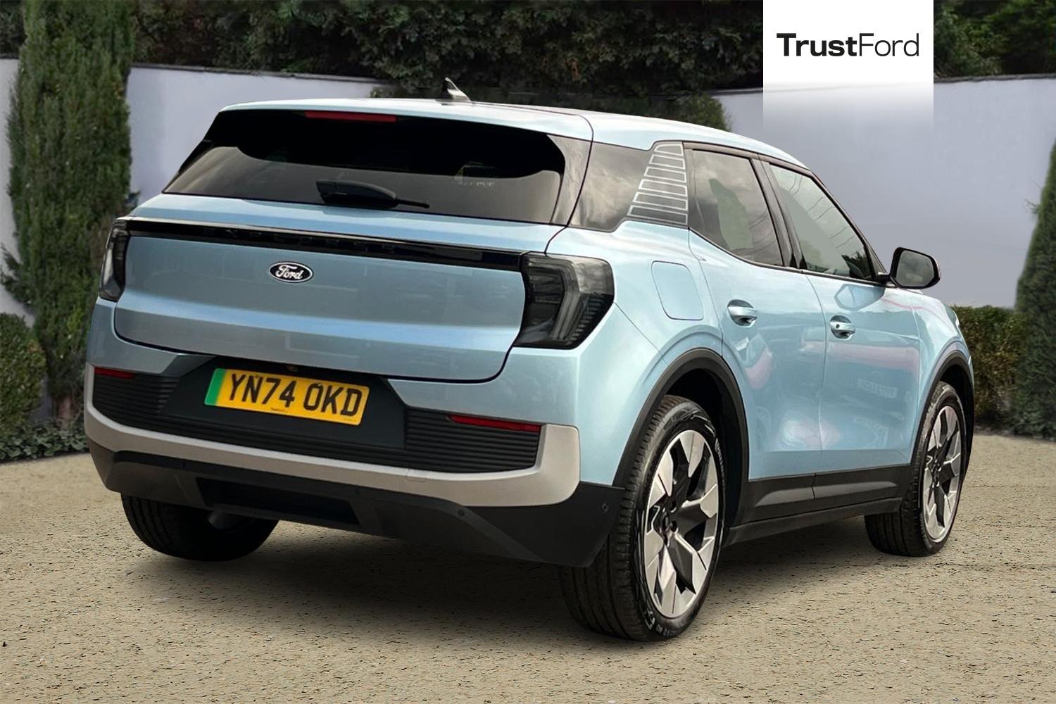 Ford EXPLORER Photo 3