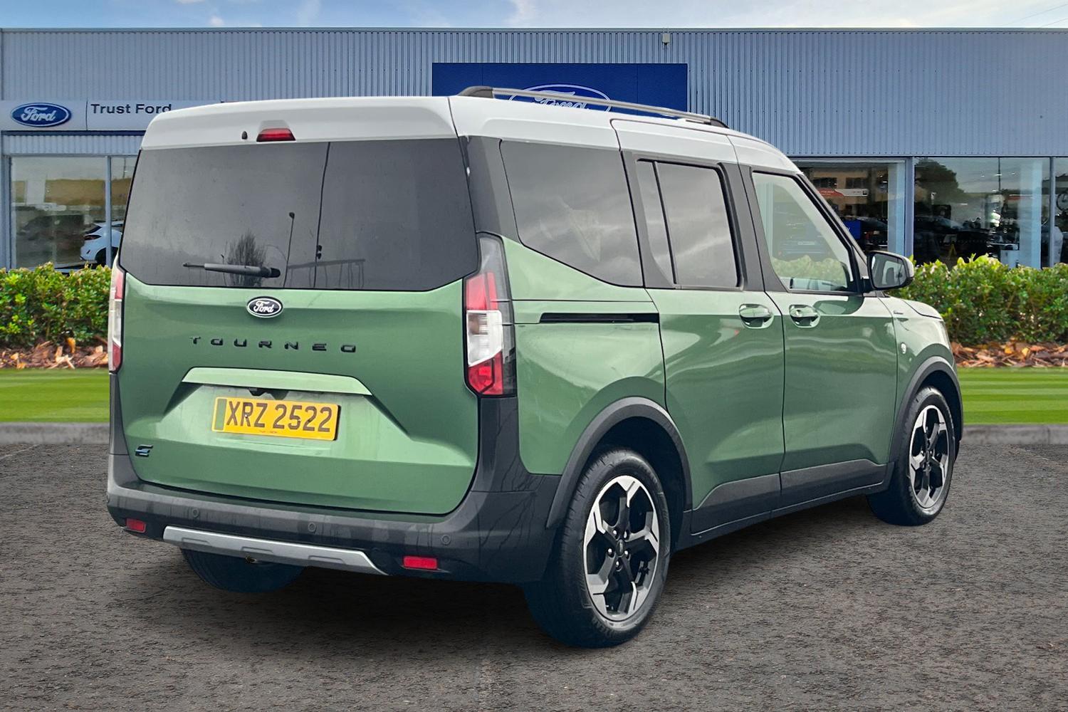 Ford E-Tourneo Courier Photo 3
