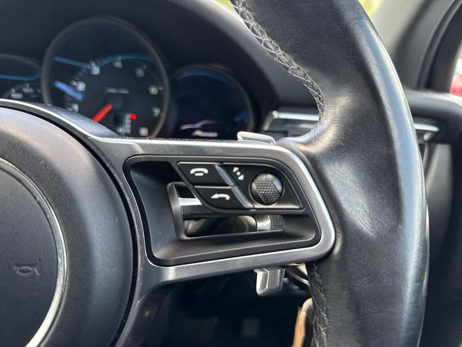 PORSCHE Macan Photo 17