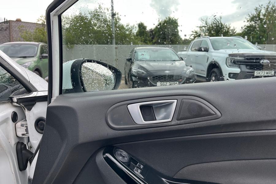 Ford FIESTA Photo autoimg-5f7670c36d5cf31574bde66b24a2f83be05a731c.jpg