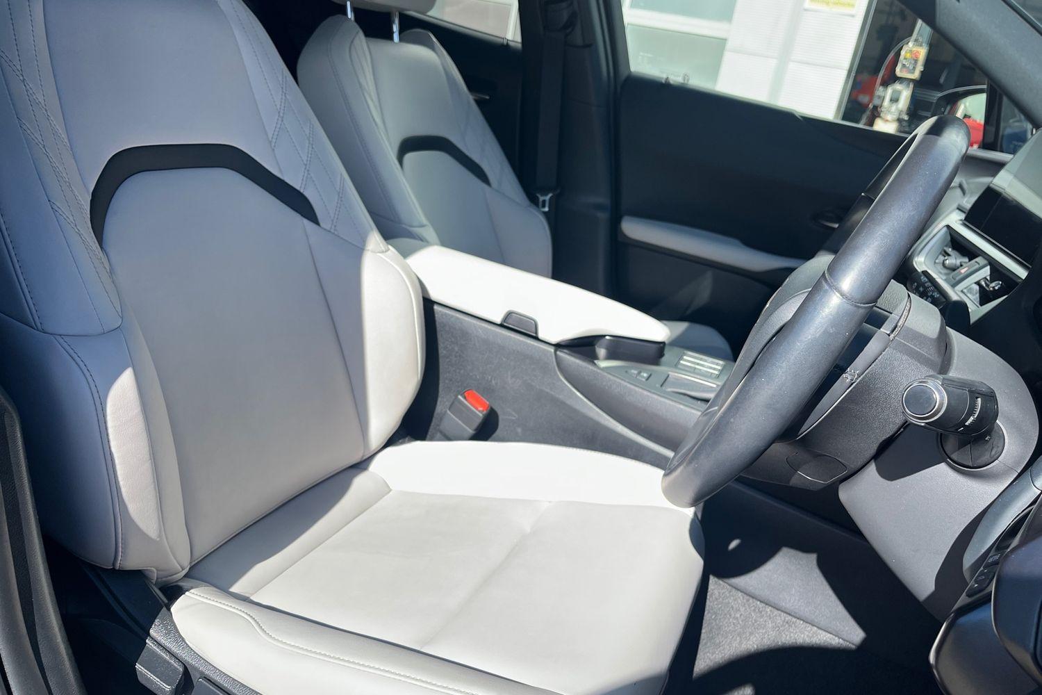 Lexus UX Photo 16