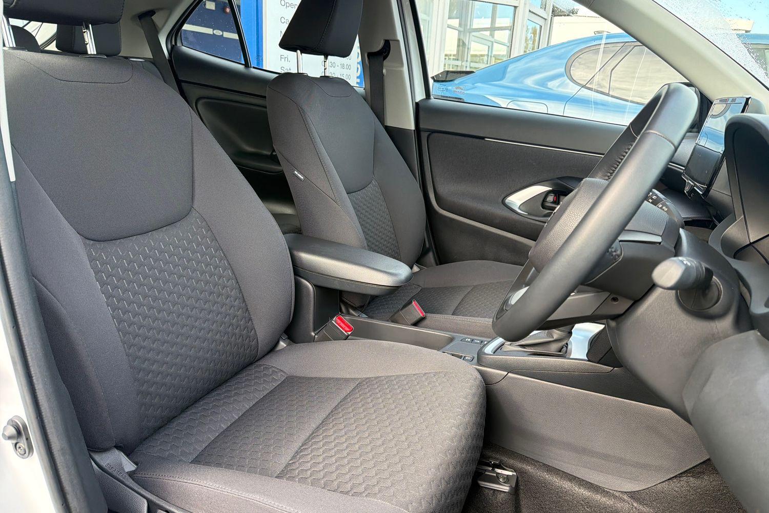 Toyota YARIS CROSS Photo 16