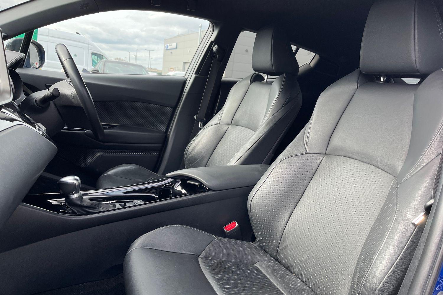 Toyota C-HR Photo 18
