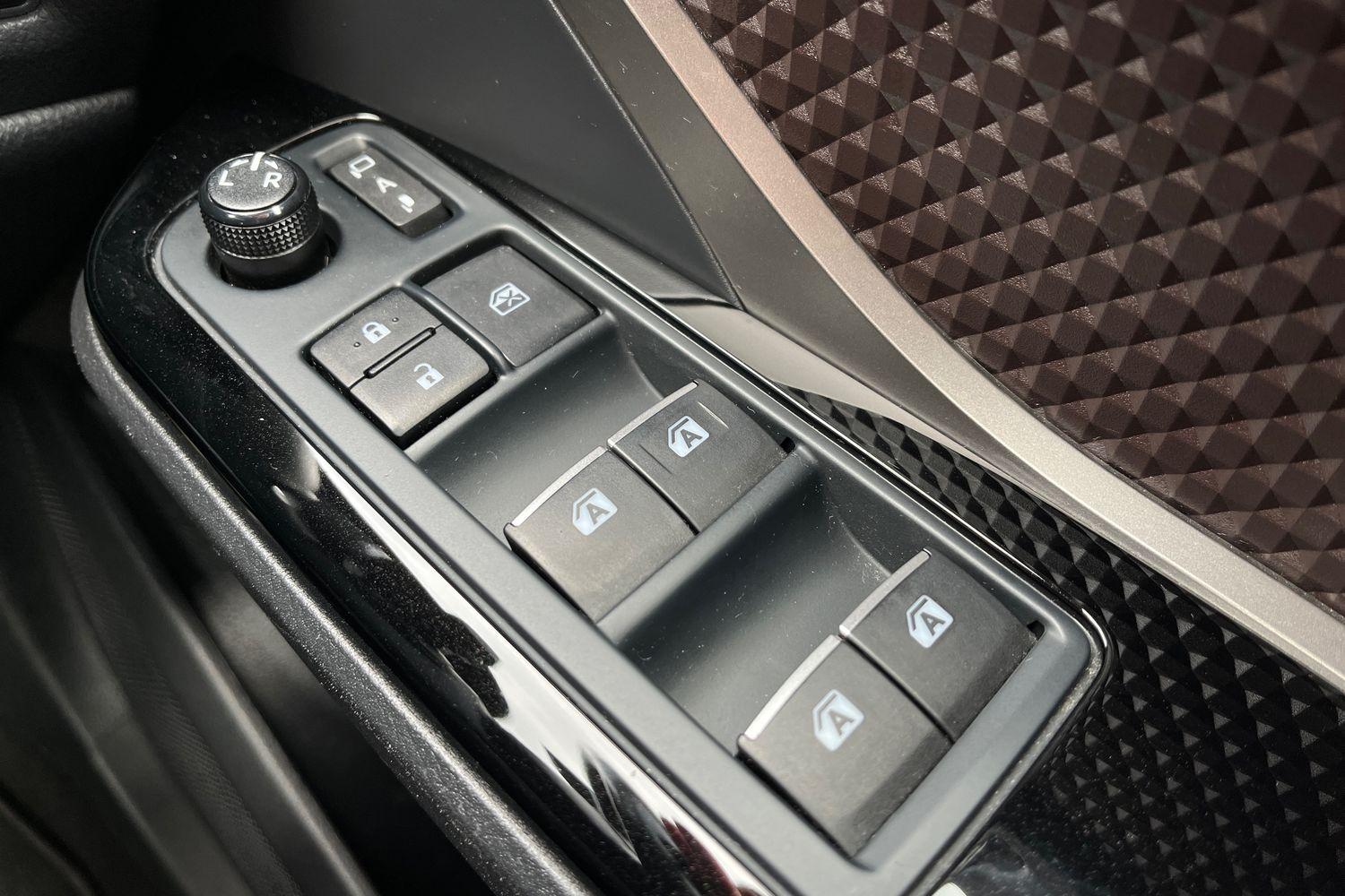 Toyota C-HR Photo 15