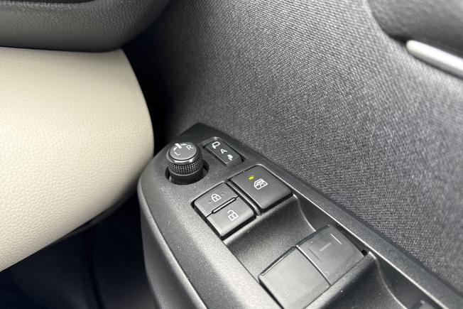 TOYOTA Yaris Photo 25