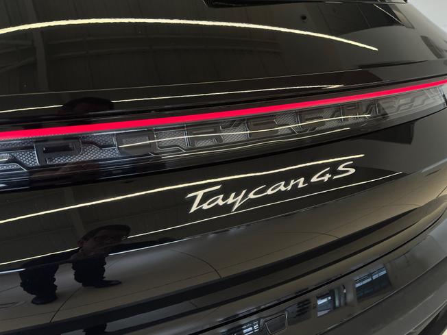 PORSCHE Taycan Photo 38