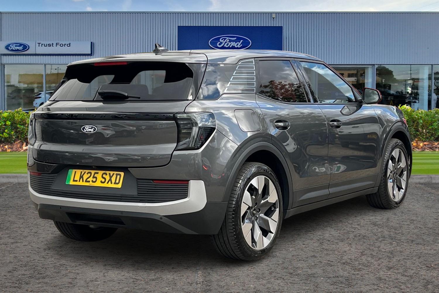 Ford Explorer Photo 3