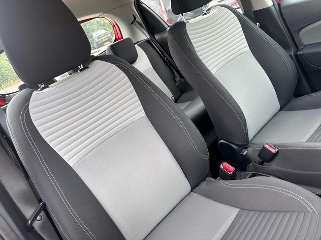 TOYOTA Yaris Photo 26