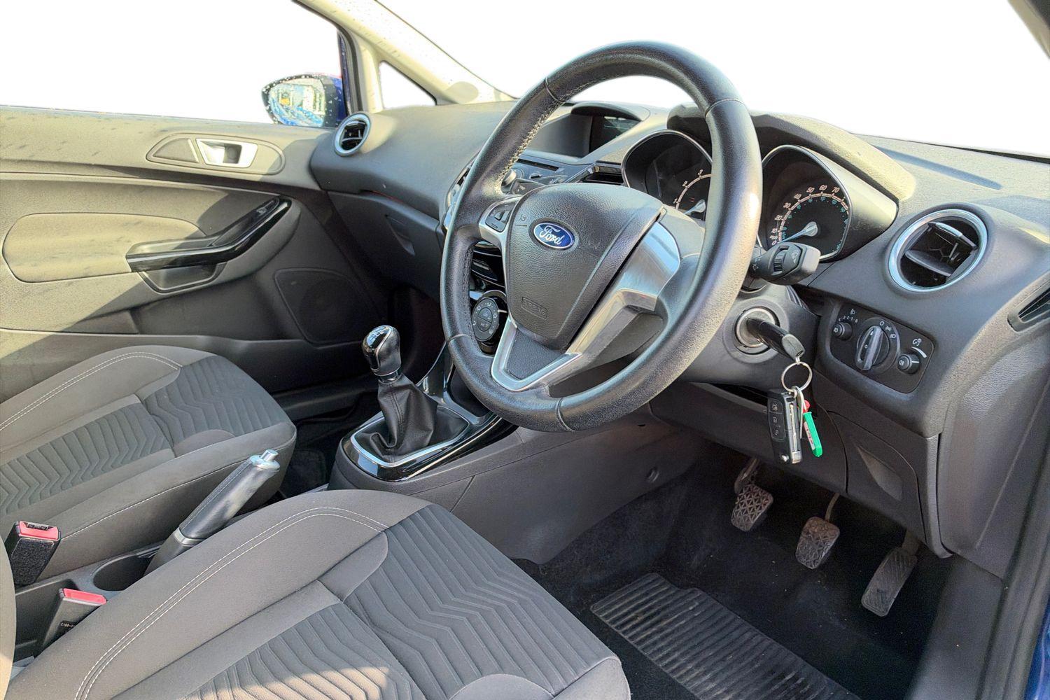 Ford FIESTA Photo 8