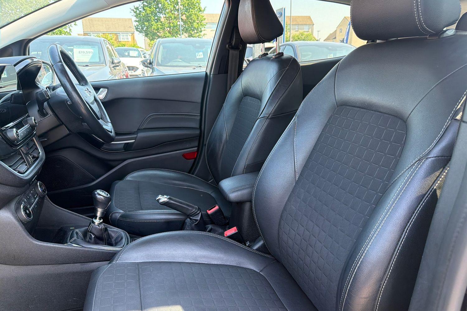 Ford FIESTA Photo 18