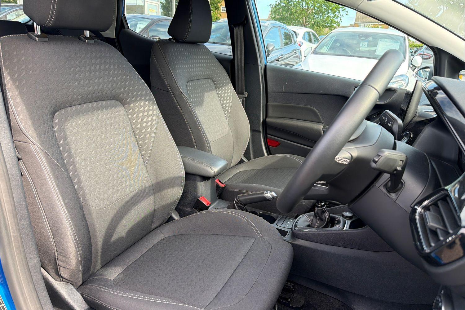 Ford FIESTA Photo 16