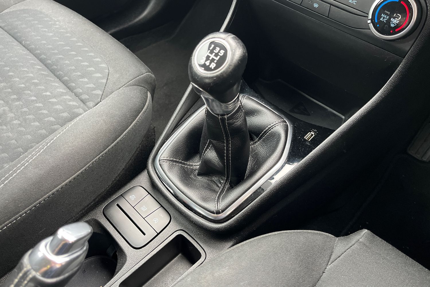 Ford FIESTA Photo 32
