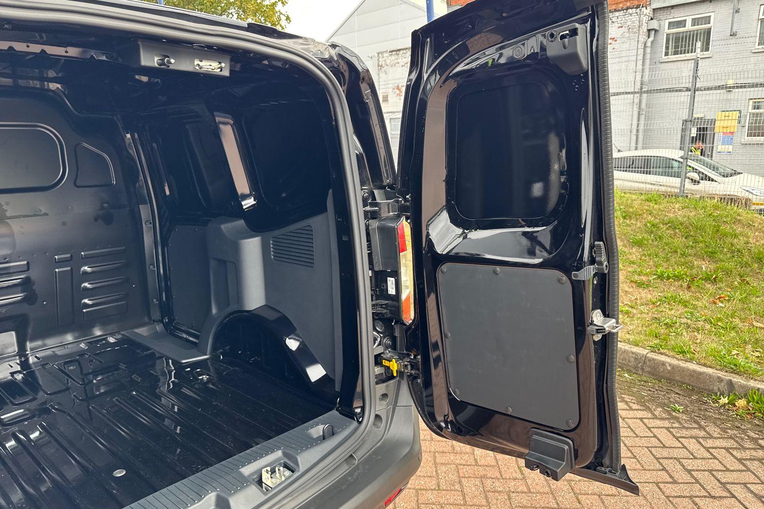 Ford E-TRANSIT COURIER Photo 25