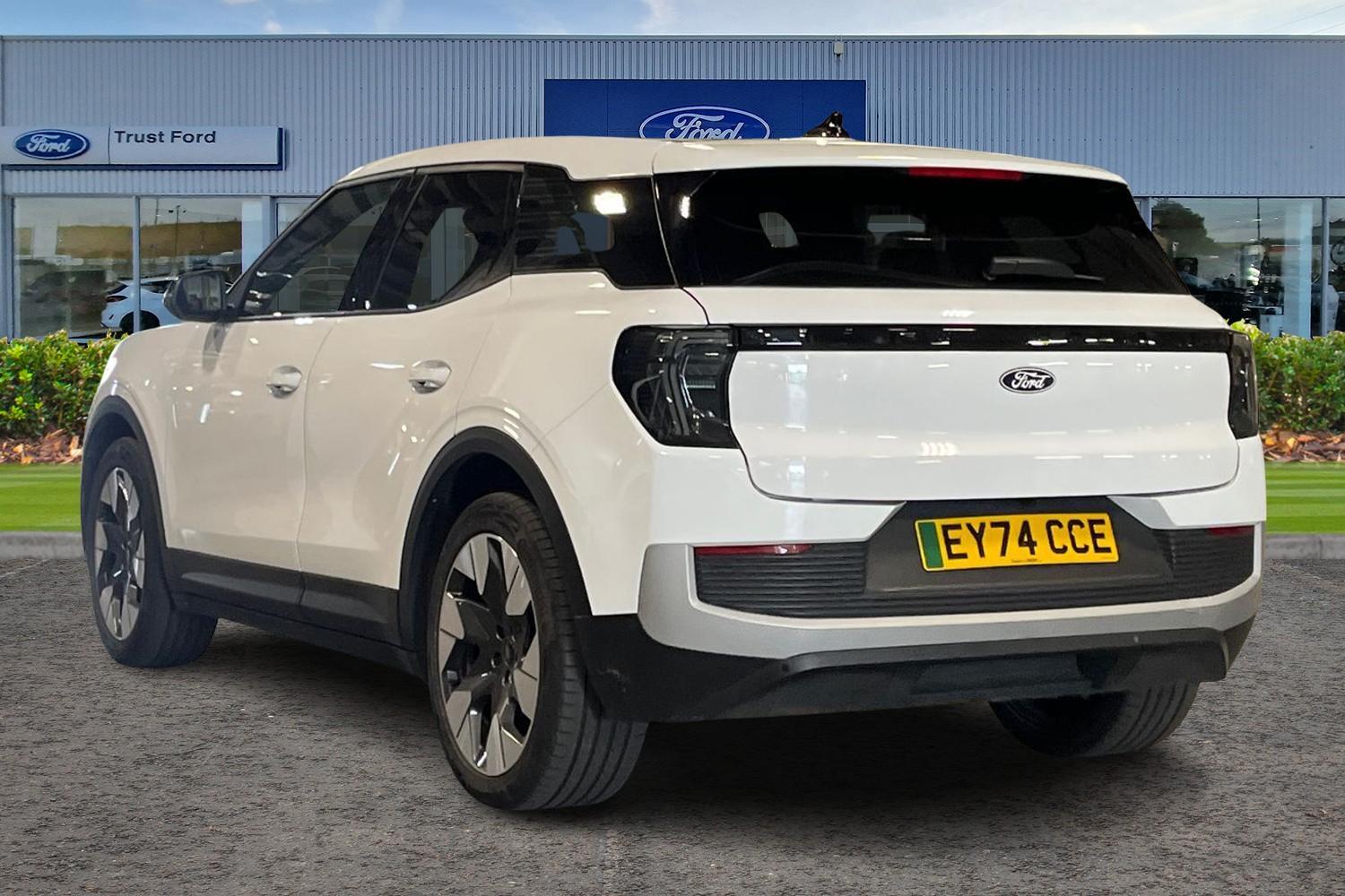 Ford Explorer Photo 1