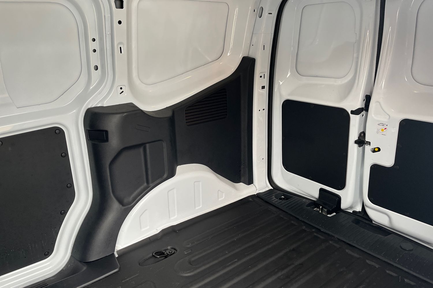 Ford E-Transit Courier Photo 3