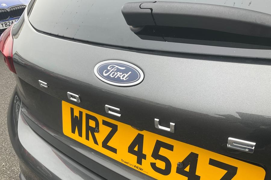 Ford FOCUS Photo autoimg-614c45577cbe5b8d992da001fa3a4a3ddf003886.jpg