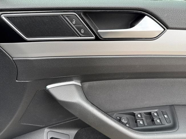VOLKSWAGEN Passat Photo 28