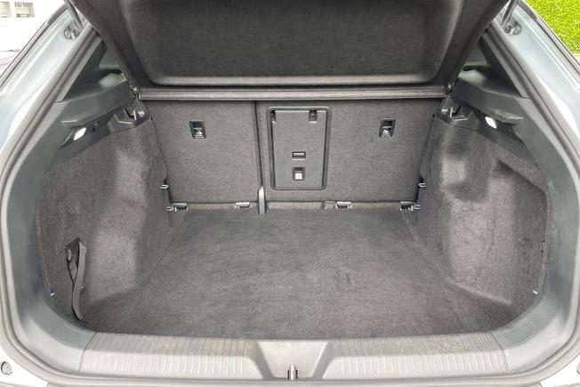 VOLKSWAGEN ID.4 Photo 12