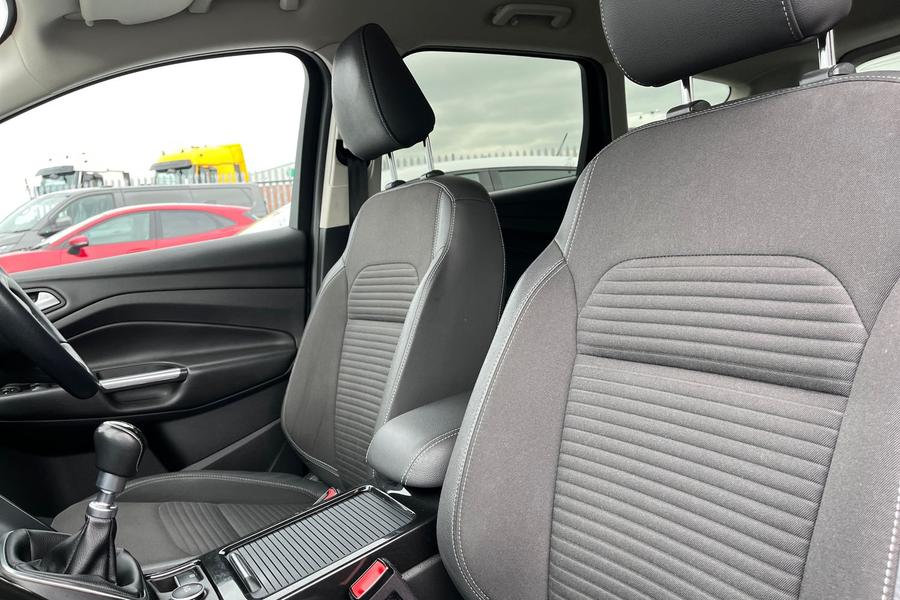 Ford KUGA Photo autoimg-6168d3852ce213bc6017e397e9b629cf5f02e379.jpg