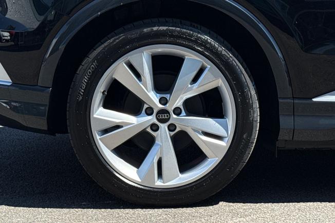 AUDI  Q4 Photo 5