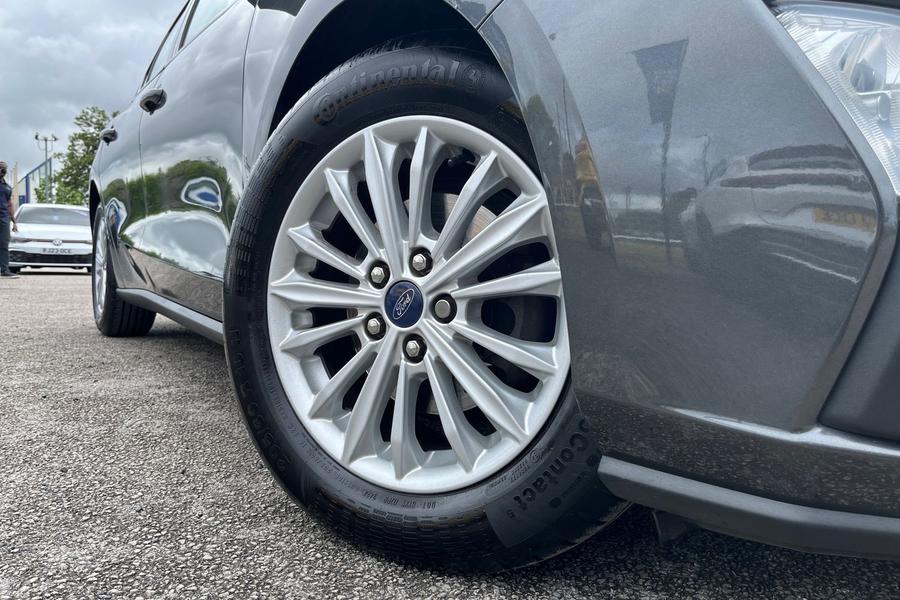 Ford Focus Photo autoimg-61b7c1c73b5b8ba3cc3e5d9ee02c439808aa0187.jpg