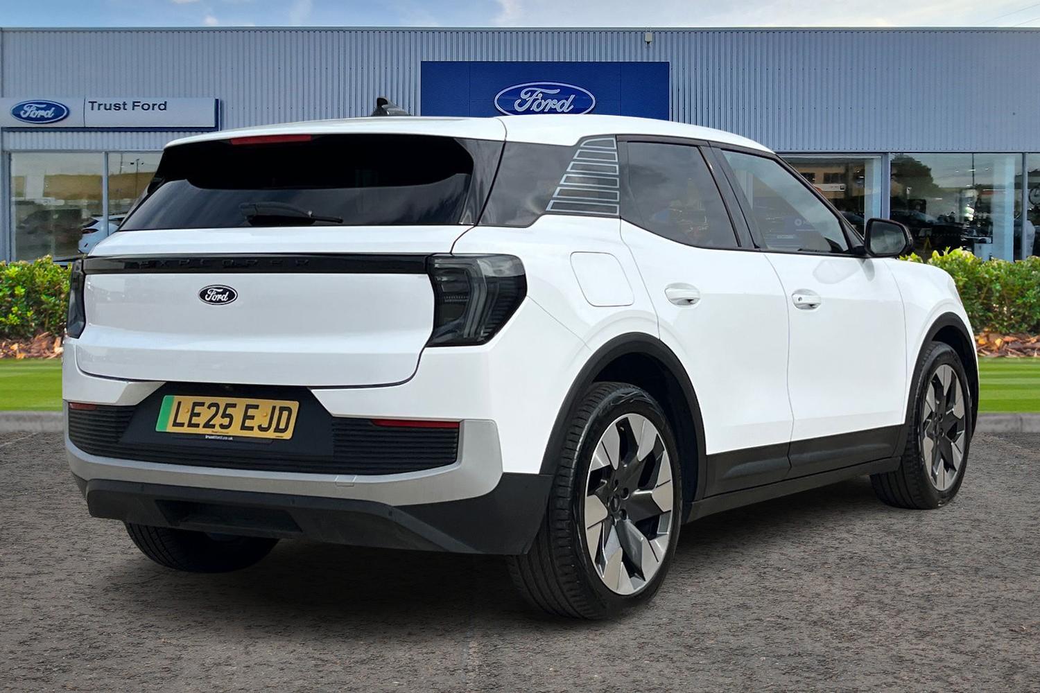 Ford Explorer Photo 3